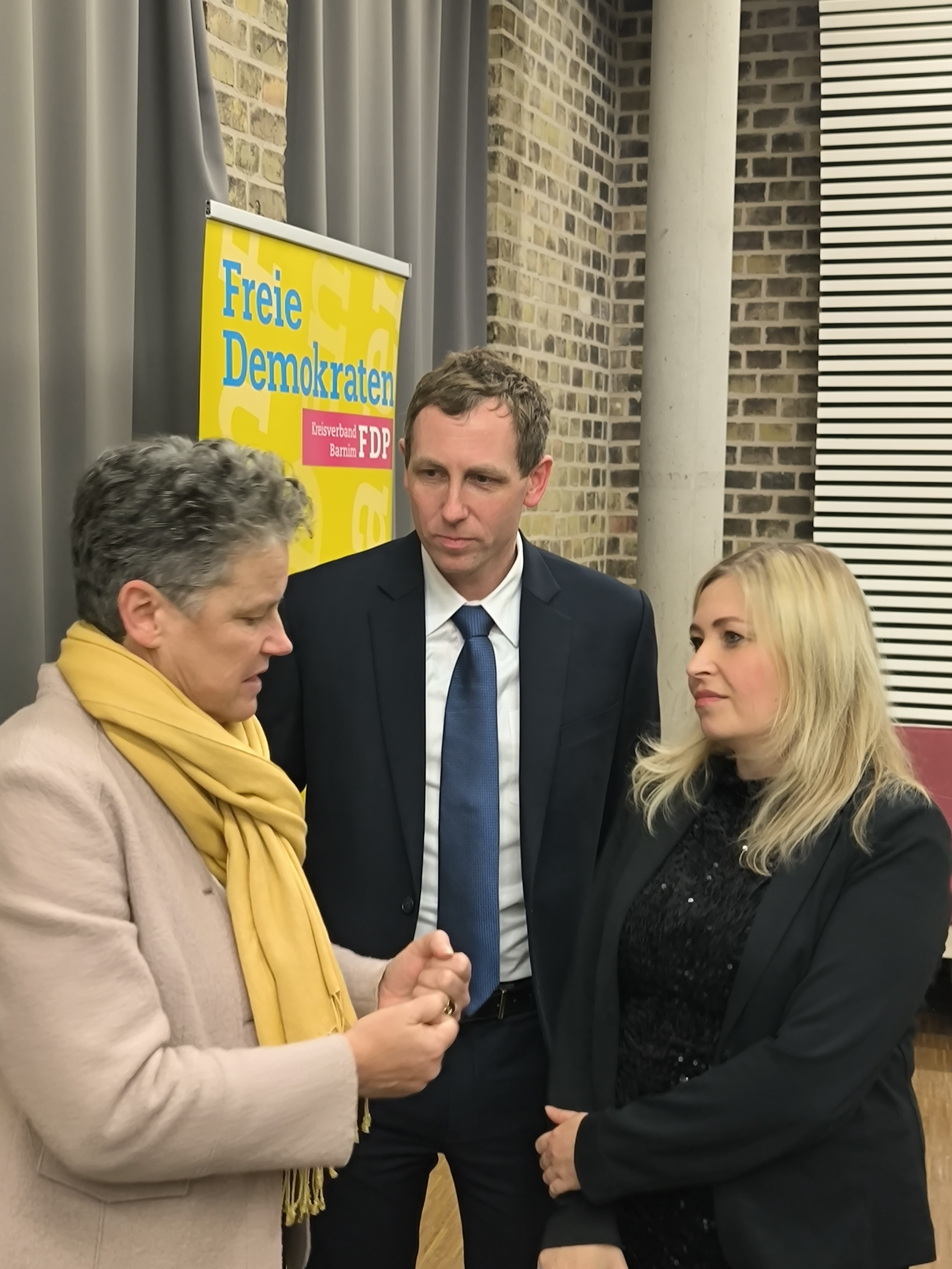 Dr. Lydia Hüskens, Ministerin für Infrastruktur und Digitales des Landes Sachsen-Anhalt im Gespräch mit Martin Hoeck, FDP-Fraktionsvorsitzender im Kreistag Barnim und Wenke Surauf (r.), stellv. Kreisvorsitzende der FDP Barnim.